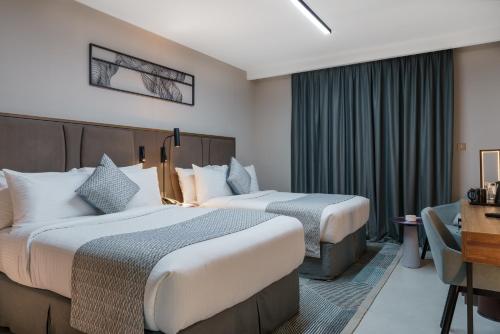  Hotel Holiday International -  Room  picture :   Tea/Coffee maker    Minibar    Shower                           