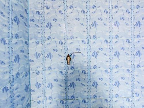 una abeja en una pared de azulejos azul y blanco en SPOT ON 91982 Dani Homestay en Narmada