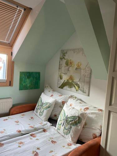 a bedroom with two beds and a window at Grazer Schwalbe in Graz