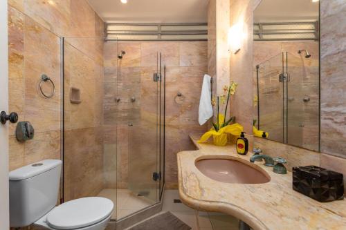 y baño con ducha, lavabo y aseo. en Unhotel - Maravilhoso Apartamento Por Temporada em Copacabana, Perto da Praia, en Río de Janeiro