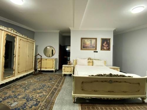 a bedroom with a large bed and a mirror at RZA HOTEL in Aşağı İmrahor
