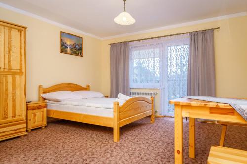 Ein Bett oder Betten in einem Zimmer der Unterkunft Budzowie