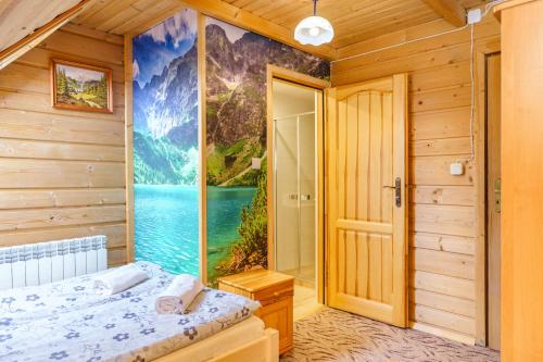 een slaapkamer met uitzicht op de oceaan bij Leśna Ostoya in Białka Tatrzanska