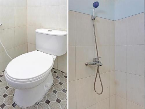 een badkamer met een toilet en een douche bij OYO Life 92021 Dua Putra Homestay Klayar in Watukarung