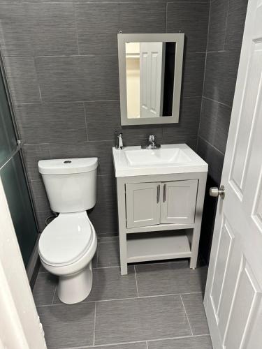 Economy 7 Inn Hampton في هامبتون: حمام مع مرحاض ومغسلة ومرآة