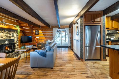 Una cocina o zona de cocina en Chalet du Sous-Bois By My Tremblant Location
