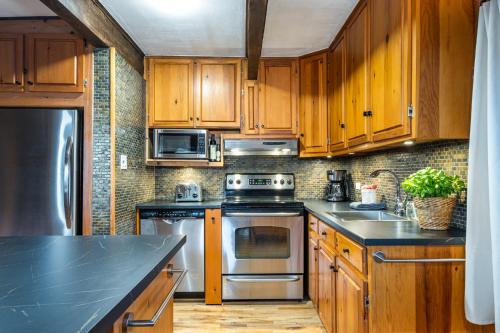 Una cocina o zona de cocina en Chalet du Sous-Bois By My Tremblant Location