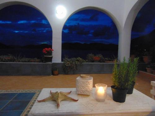una mesa con una estrella de mar y velas en un patio en Aegean Villa-On beach apartment! Ideal choice!, en Masouri