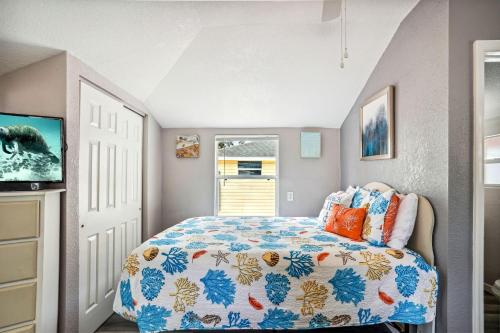 ein Schlafzimmer mit einem Bett und einem TV in der Unterkunft C6-Manatee in St Pete Beach