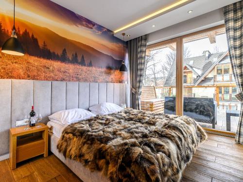ザコパネにあるVisitZakopane - Dolomite SPA Apartmentのベッドルーム(大型ベッド1台、大きな窓付)