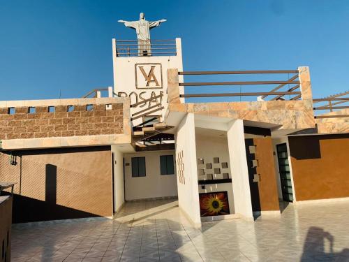 eine Kirche mit einem Kreuz darüber in der Unterkunft Hotel Posada Victor Antonio in Zacatlán