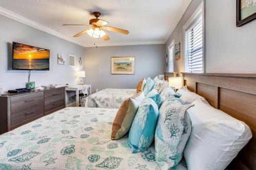 1 Schlafzimmer mit 2 Betten und einem Deckenventilator in der Unterkunft Sea Shell 14 - Premier in Clearwater Beach