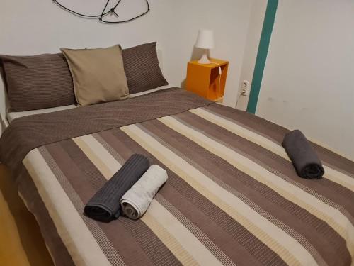ein Bett mit zwei Handtüchern darüber in der Unterkunft Spark Apartment in Budapest