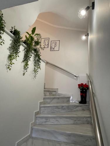 un conjunto de escaleras con plantas en la pared en Nemeapolis 1 apt en Neméa