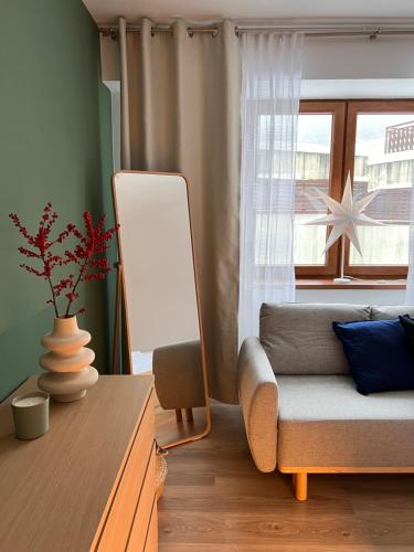 ein Wohnzimmer mit einem Sofa und einem Fenster in der Unterkunft Luxury Apartments Panorama in Donovaly