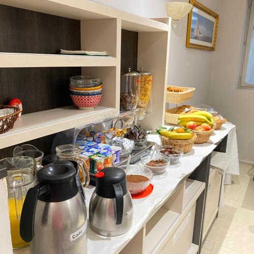 una cocina con una despensa llena de comida en Hotel Bellevue Montmartre, en París