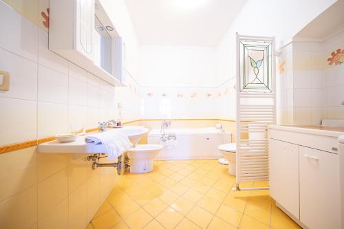 a bathroom with two sinks and a tub and a toilet at L'Olea casa vacanze in Campobasso