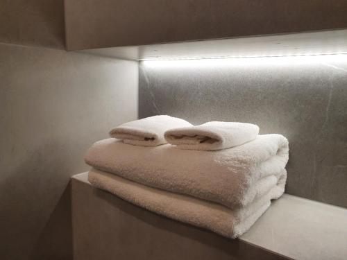 einen Haufen Handtücher, die in einem Regal im Bad liegen in der Unterkunft 15 piętro SOKOLSKA 30 TOWERS apartments - NEW- LUX- PARKING- SAUNA- GYM- and GOOD VIEW from 15th floor in Kattowitz
