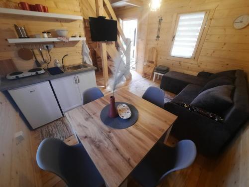 z salonu ze stołem i krzesłami w obiekcie Brvnare Borove iglice w mieście Vinci