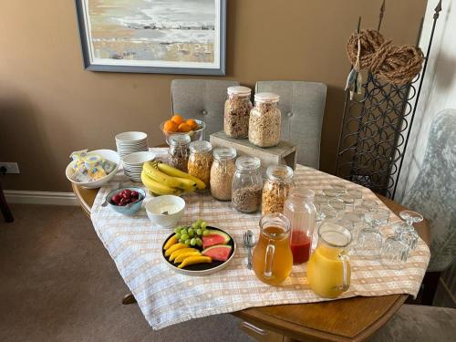 una mesa con frutas y tarros de comida. en Cocketts Hotel en Hawes