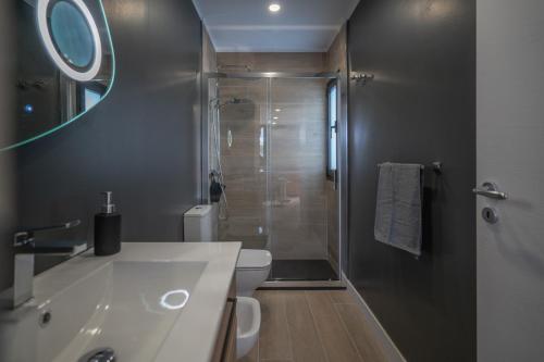 A bathroom at The Little Jewel with Ocean View - Las Americas