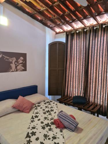 1 Schlafzimmer mit 2 Betten und einem Fenster mit Vorhängen in der Unterkunft Happy Apartment in Natal