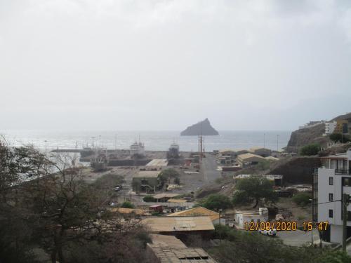 einen Blick auf eine Stadt mit dem Meer im Hintergrund in der Unterkunft Recanto Verde Cara in Mindelo