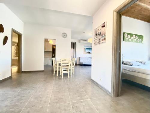 Ένα ή περισσότερα κρεβάτια σε δωμάτιο στο EllinFos Apartments