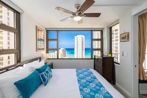 sypialnia z łóżkiem i dużym oknem w obiekcie Waikiki Upscale 1 BR - Ocean Views - Parking w mieście Honolulu