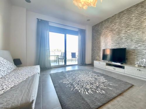 Μια τηλεόραση ή/και κέντρο ψυχαγωγίας στο EllinFos Apartments
