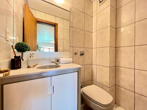 een badkamer met een toilet en een wastafel bij Apartamento Aroma da Serra 2 dorm by Achei Gramado in Gramado
