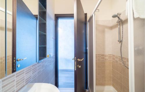 トレモージネ・スル・ガルダにあるCasa Vacanza Soleのバスルーム(トイレ、ガラス張りのシャワー付)
