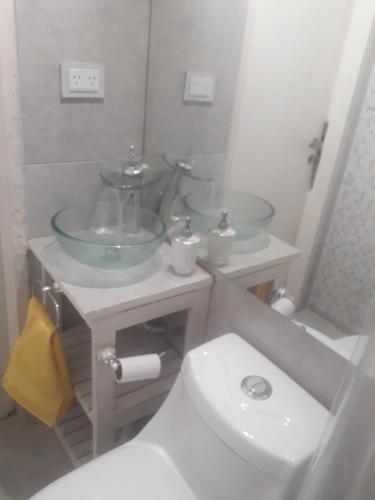 y baño con lavabo y aseo. en Monoambiente Completo en Bs As en Buenos Aires