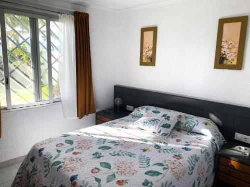 1 dormitorio con cama y ventana en El Trosset, en Peñíscola
