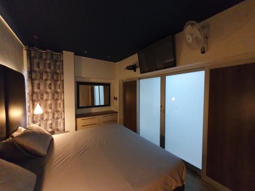 Un dormitorio con una cama grande y una ventana en Unit 26, Genesis, en Johannesburgo