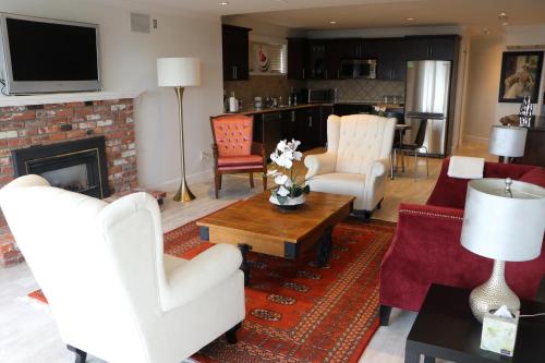 West Vancouver Suite with bridge and downtown view