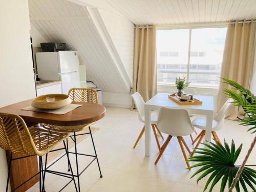 Baie NettleにあるLove Spot Appartementのキッチン、ダイニングルーム(テーブル、椅子付)