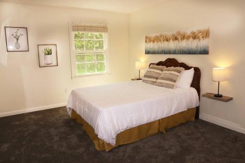 Ένα ή περισσότερα κρεβάτια σε δωμάτιο στο 3 Bedroom Vacation Home next to Silver Dollar City