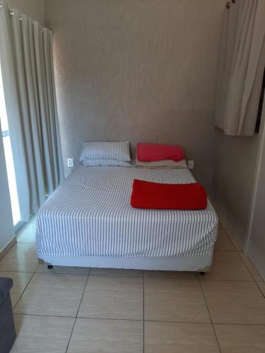 1 cama con 2 almohadas en una habitación en Apartamento Atobá, en Florianópolis