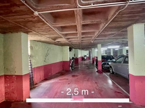 an empty parking garage with cars parked in it at Duplex Toledo Catedral con parking gratis in Toledo