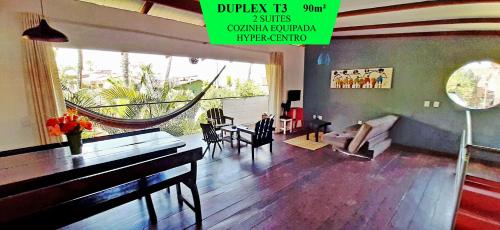- un salon avec un canapé et une table dans l'établissement PIPA DÚPLEX & SUÍTE hyper-centro, à Pipa
