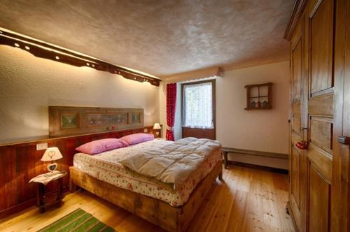 ニュスにあるLe Bibelot apartmentsのベッドルーム1室(ピンクの枕が付いた大型ベッド1台付)