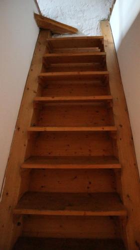 a set of wooden stairs in a room at Il ristoro del viandante in Licciana Nardi