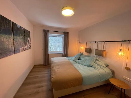 Habitación pequeña con cama y ventana en Wonder & Wander, en Ehrwald