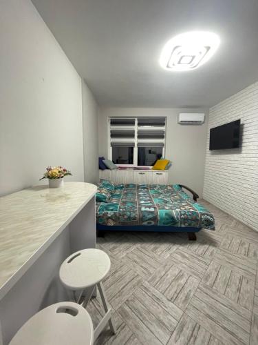 1 dormitorio con 1 cama y 2 sillas en Parus Smart, en Leópolis