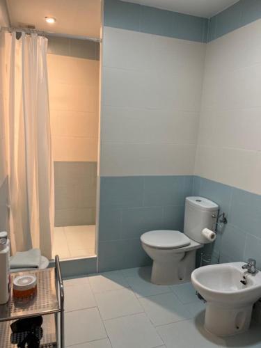 een badkamer met een toilet en een wastafel bij Lagunas Ruidera 15 Agua y Placer in Ruidera