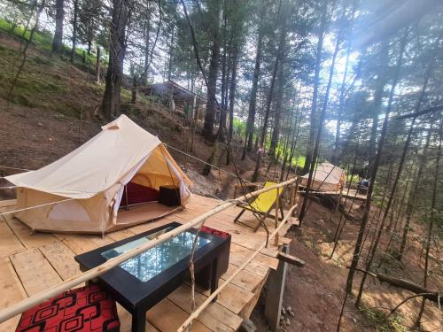 a tent with a swimming pool and a table at xiquipilli glamping (jiquiterra) 