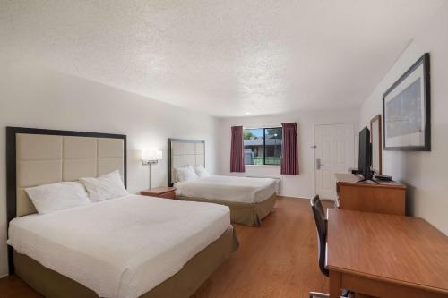 Postel nebo postele na pokoji v ubytování Americas Best Value Inn Lockhart TX