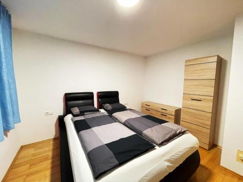 1 dormitorio con 1 cama grande y vestidor en Frog’s Palace 3 en Altach