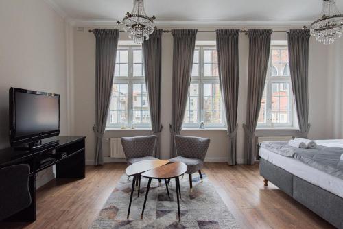 グダニスクにあるOlives Marina Apartment Gdańskのベッドルーム1室(ベッド1台、テーブル、椅子付)